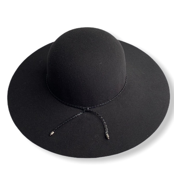 Accessories - ❣️2/$45❣️ Black Floppy Hat With String-tie